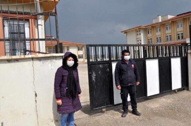 Avrupa'dan gelen 11 öğrenci, öğretmen ve 1 görevli gözlem altında Gaziantep'te Avrupa'dan gelen 11 öğrenci, öğretmen ve 1 görevli koronavirüs tedbirleri kapsamında gözlem altına alındı