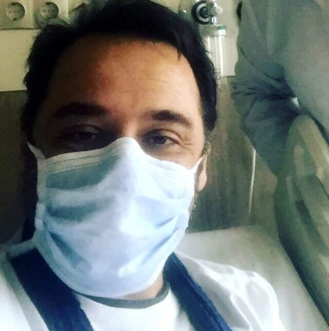 Koronavirüse yakalanan Burak Akkul'un doktoruyla paylaştığı fotoğraf sosyal medyada tepki çekti