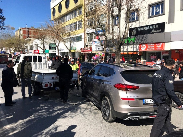 Yayaya yol veren kamyonete, arkadan gelen cip çarptı