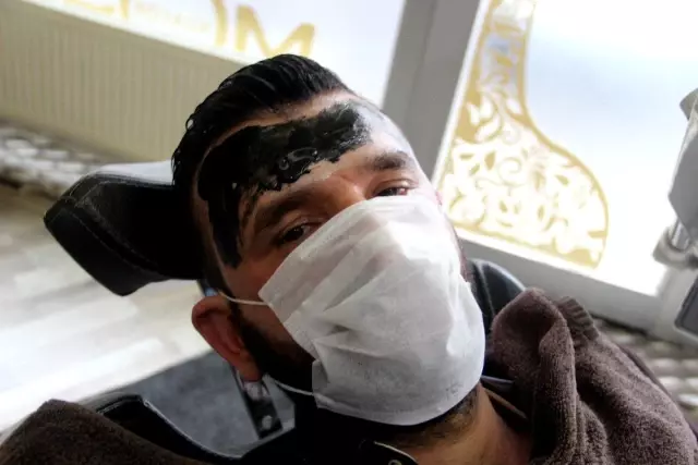 Erzurum'daki berber dükkanında maske takmayan müşteriler tıraş olamıyor