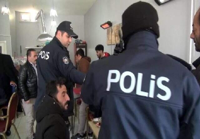 Kapalı olması gereken kahvehaneyi gizlice açıp oyun oynatan işletmeci, polise yakalandı