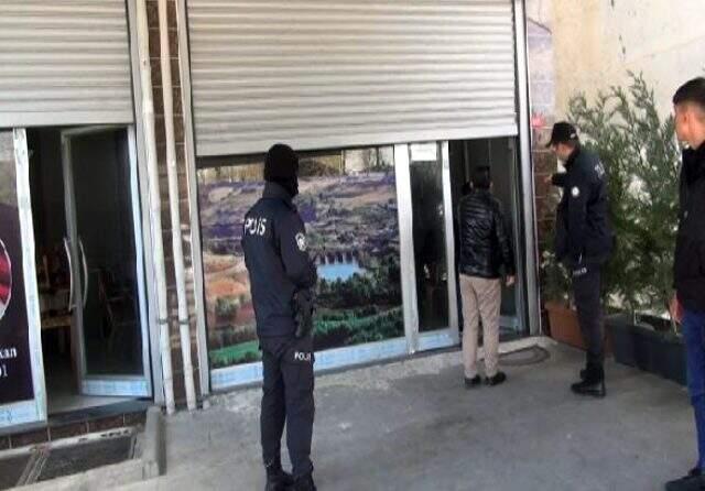 Kapalı olması gereken kahvehaneyi gizlice açıp oyun oynatan işletmeci, polise yakalandı