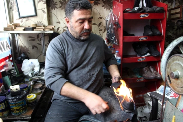 Gaziantepli ayakkabıcı, kendine has geliştirdiği yöntemle ayakkabıları yakarak boyayıp virüslerden temizliyor