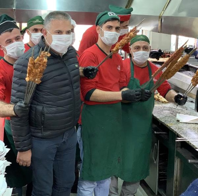 Adanalı kebapçı, koronavirüs nedeniyle 100 çalışanını ücretli izne çıkardı