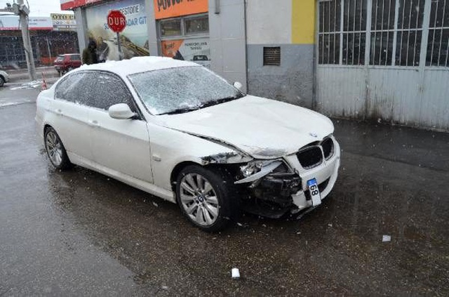 Börek almak için aracından inen genç, otomobilin çarpmasıyla canından oluyordu