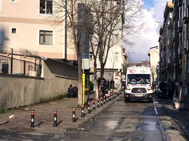 Silahlı saldırgan hem tartıştığı kadını hem de yoldan geçen kişiyi yaraladı Silahlı saldırgan hem tartıştığı kadını hem de yoldan geçen kişiyi yaraladı