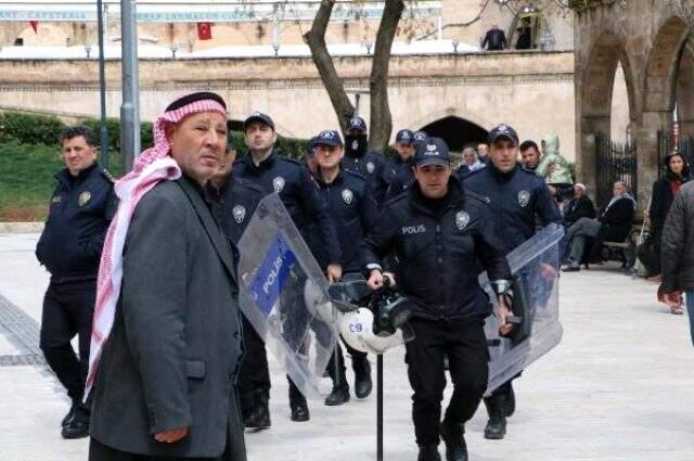 Caminin kapalı olmasına sinirlenen vatandaş, kapıyı zorlayarak kırmak istedi