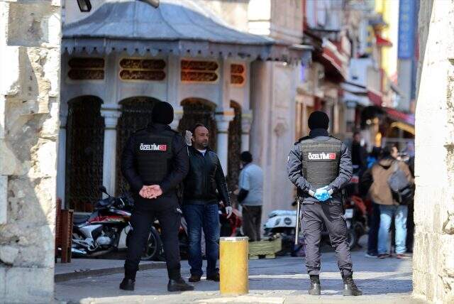 İstanbul'da cuma namazı için camiye gidenleri polis çevirdi İstanbul'da cuma namazı için camiye gidenleri polis çevirdi