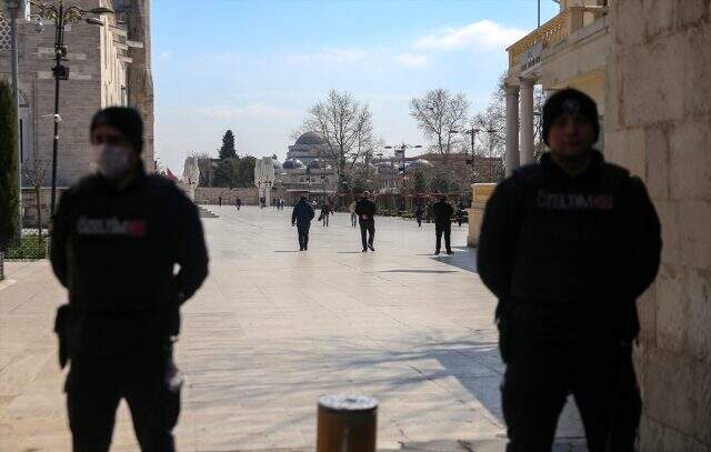 İstanbul'da cuma namazı için camiye gidenleri polis çevirdi İstanbul'da cuma namazı için camiye gidenleri polis çevirdi