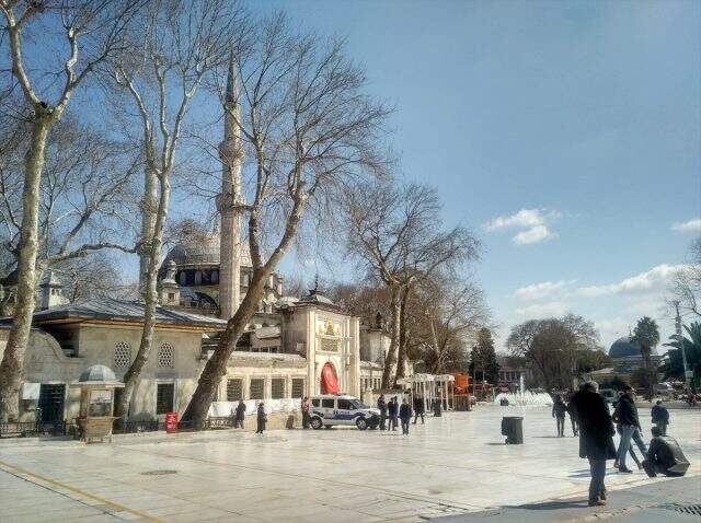 İstanbul'da koronavirüs nedeniyle ilk 'cuma'sız cuma İstanbul'da cuma namazı için camiye gidenleri polis çevirdi