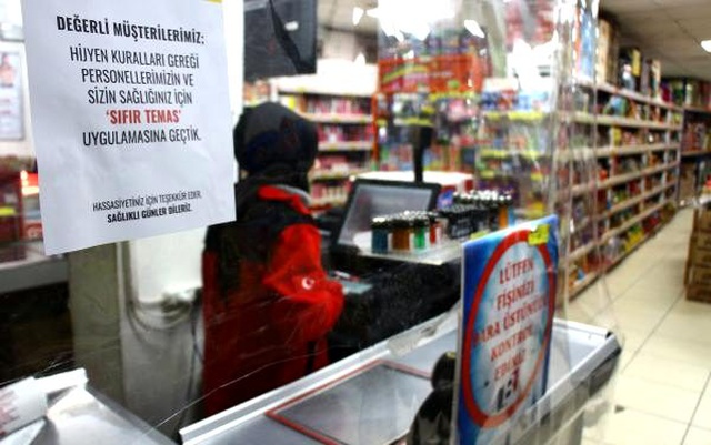 Tokat'taki bir market zinciri koronavirüs için şeffaf branda ile önlem aldı