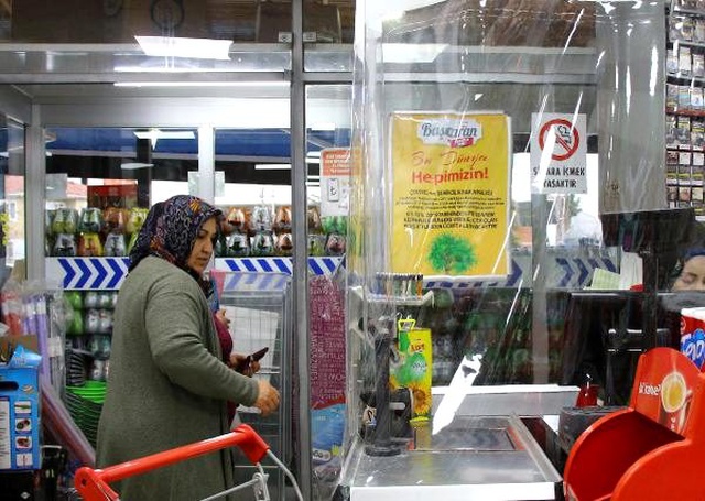 Tokat'taki bir market zinciri koronavirüs için şeffaf branda ile önlem aldı
