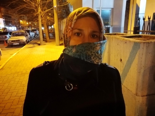 Kendisinden ayrılmak isteyen eşini darp eden koca, ailesini de kaynar su dökerek yaktı