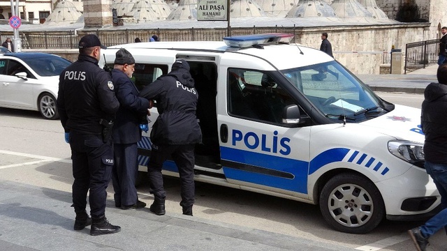 Koronavirüse rağmen sokakta görüntülenen yaşlı adam önce küfür etti, sonra bıçak çekti