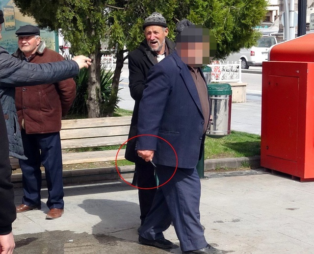 Koronavirüse rağmen sokakta görüntülenen yaşlı adam önce küfür etti, sonra bıçak çekti