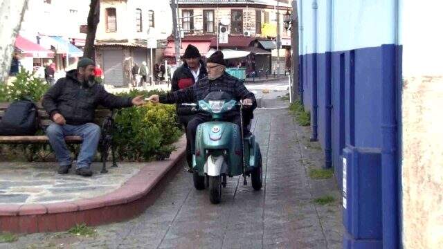 İçişleri Bakanlığı'nın yasağı ilk kez çiğnendi! Yaşlılar tekrardan sokaklarda <a class='keyword-sd' href='/icisleri-bakanligi/' title='İçişleri Bakanlığı'>İçişleri Bakanlığı</a>'nın yasağı ilk günden çiğnendi! Yaşlılar yine sokaklarda