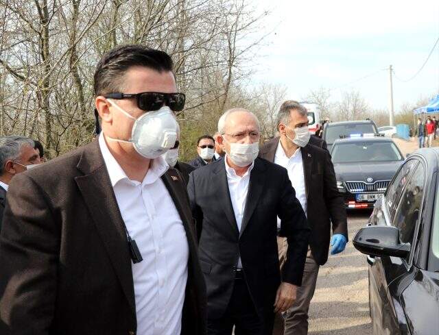 Kemal Kılıçdaroğlu, maskeyle katıldığı cenazede kız kardeşini toprağa verdi Kemal Kılıçdaroğlu, maskeyle katıldığı cenazede kız kardeşini toprağa verdi