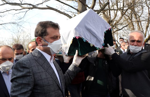Kemal Kılıçdaroğlu, maskeyle katıldığı cenazede kız kardeşini toprağa verdi