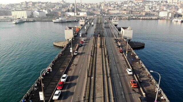 Olta balıkçıları koronavirüse rağmen soluğu Tarihi Galata Köprüsü'nde aldı Olta balıkçıları koronavirüse rağmen soluğu Tarihi Galata Köprüsü'nde aldı