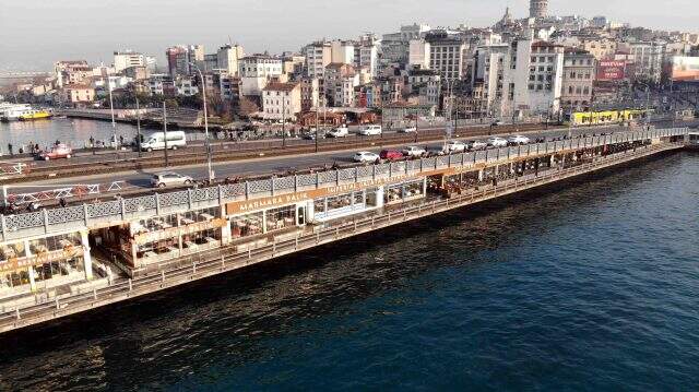Olta balıkçıları koronavirüse rağmen soluğu Tarihi Galata Köprüsü'nde aldı Olta balıkçıları koronavirüse rağmen soluğu Tarihi Galata Köprüsü'nde aldı