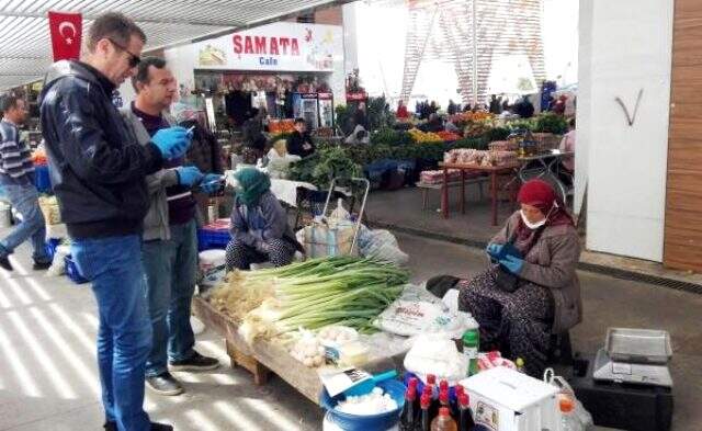 Sokağa çıkma yasağına uymayan yaşlı Cevriye teyze: Ben aslında 61 yaşındayım dedem büyük yazdırmış Sokağa çıkma yasağına uymayan yaşlı Cevriye Nine: Ben aslında 61 yaşındayım dedem büyük yazdırmış
