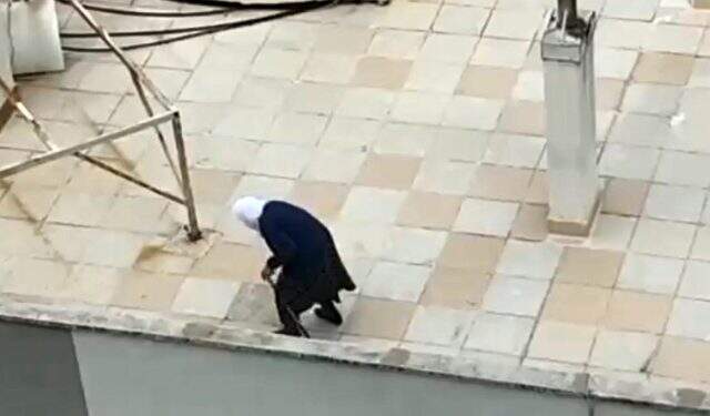 Antalya'da 65 yaş üstü yaşlı teyze dışarı çıkamayınca çatıda gezdi <a class='keyword-sd' href='/koronavirus/' title='Koronavirüs'>Koronavirüs</a> tedbirleri kapsamında dışarı çıkması yasaklanan yaşlı teyze, çatıda bastonuyla volta attı