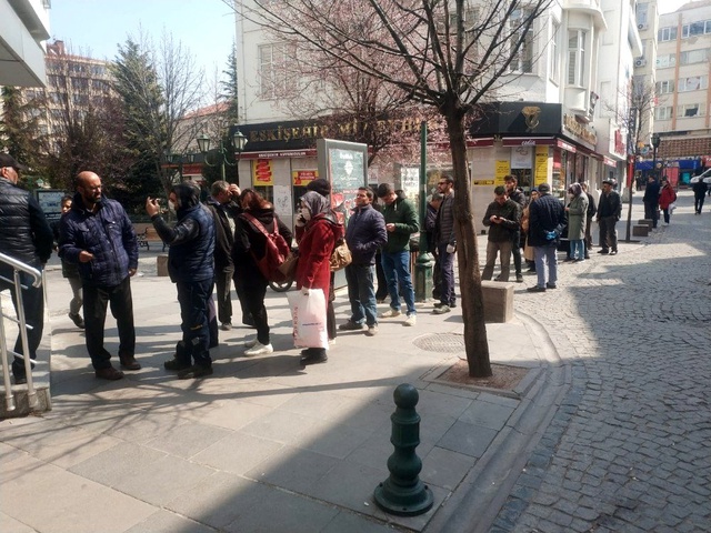 Çalışma süresi 5 saate düşünce banka önlerinde kuyruklar oluştu!