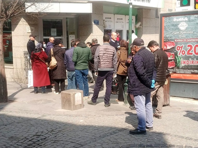 Çalışma süresi 5 saate düşünce banka önlerinde kuyruklar oluştu!