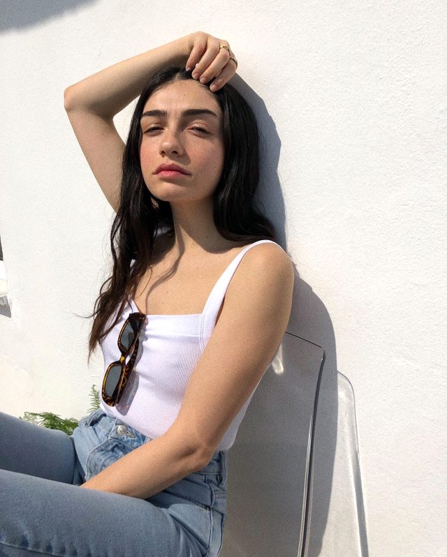 Oyuncu Hazar Ergüçlü'nün Instagram'dan paylaştığı iç çamaşırsız pozlarına beğeni yağdı