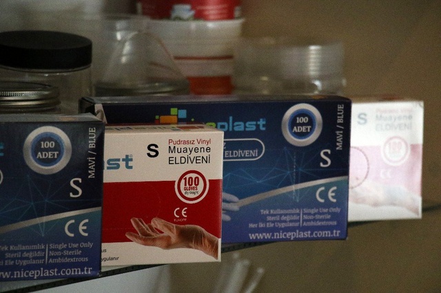 Hastanelerin ihtiyacı olduğunu öğrenen hayırsever iş adamı, 600 bin adet eldiven bağışladı