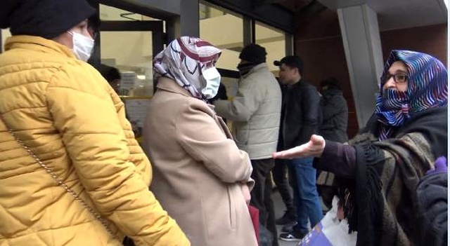 Emekli maaşını çekmek için PTT önünde uzun kuyruk oluşturan vatandaşlar, sıra kavgası yaptı