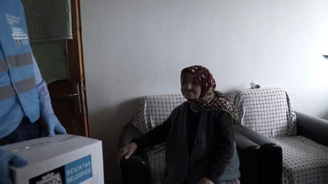 Beşiktaş Belediyesi, koronavirüs sebebiyle evinden çıkamayan 65 yaş ve üstü yaşlılara erzak kolisi dağıttı