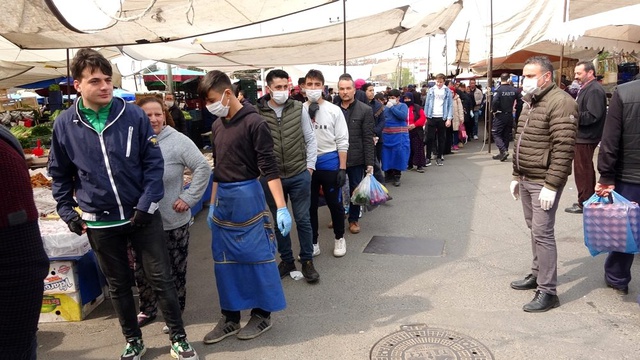 Ücretsiz dağıtılan maskeden almak isteyenler uzun kuyruklar oluşturdu