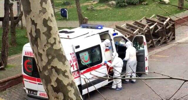 Sağlık ekipleri şüpheli vakaya müdahale etti, evde kalması gereken çocuklar o anları izledi Sağlık ekipleri şüpheli vakaya müdahale etti, evde kalması gereken çocuklar o anları izledi