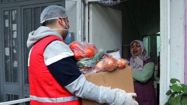 CZN Burak, dışarıya çıkamayan yüzlerce yaşlı vatandaşa yardım kolisi dağıttı CZN Burak, dışarıya çıkamayan yüzlerce yaşlı vatandaşa yardım kolisi dağıttı