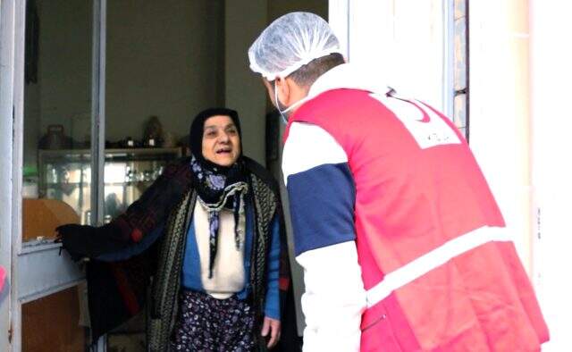 CZN Burak, dışarıya çıkamayan yüzlerce yaşlı vatandaşa yardım kolisi dağıttı CZN Burak, dışarıya çıkamayan yüzlerce yaşlı vatandaşa yardım kolisi dağıttı