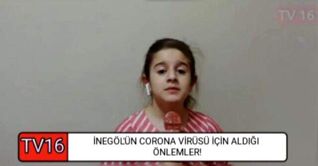 Haber spikeri olmak isteyen küçük kız, amatör haber videolarında '<a class='keyword-sd' href='/evde-kal/' title='Evde Kal'>Evde Kal</a>' çağrısı yaptı