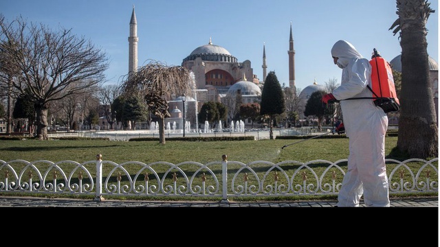 Koronavirüs: Uzaktan eğitim, Türkiye'de özel okulları ve çalışanlarını nasıl etkiliyor?