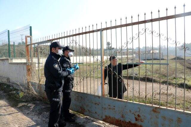 Sivas'ta 93 yaşındaki dede mahsur kalınca imdadına polis yetişti Sivas'ta 93 yaşındaki dede mahsur kalınca imdadına polis yetişti
