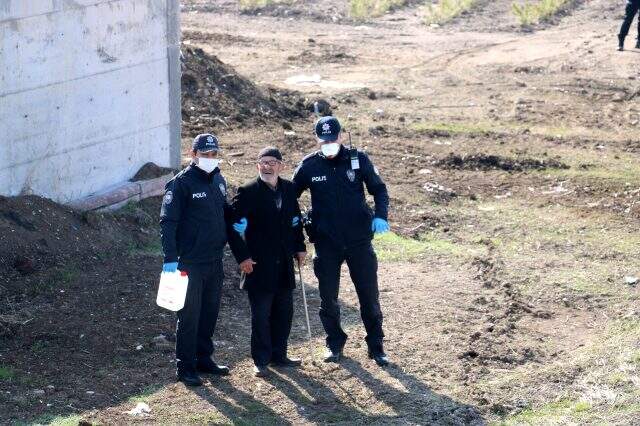 Sivas'ta 93 yaşındaki dede mahsur kalınca imdadına polis yetişti Sivas'ta 93 yaşındaki dede mahsur kalınca imdadına polis yetişti