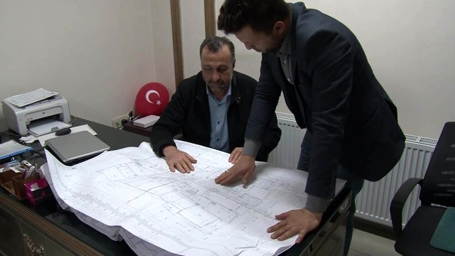 Öfkeli adam, bir gün önce tartıştığı baba ve oğlunun dükkanını 12 kişiyle bastı