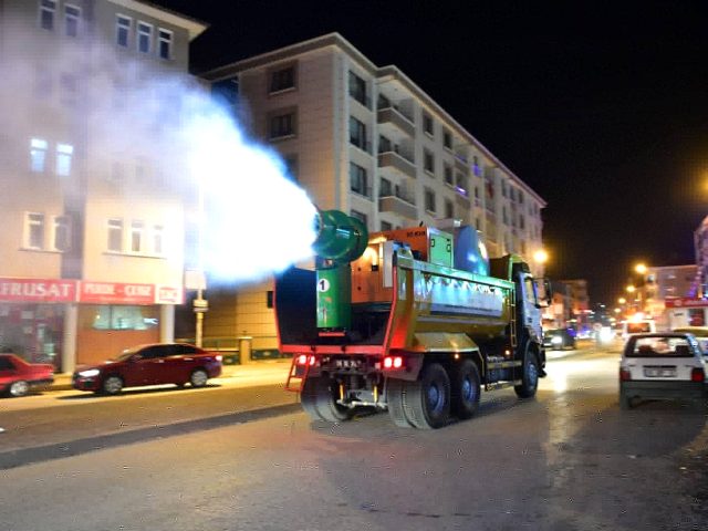 Ankara Mamak Belediyesi, koronavirüse karşı Kovid-19 SAVAR'la sokakları dezenfekte ediyor