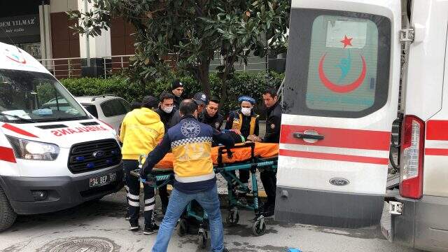 İstanbul'un göbeğindeki maske kavgasında silahlar konuştu: 1'i kadın 4 yaralı İstanbul'un göbeğindeki maske kavgasında silahlar konuştu: 1'i kadın 4 yaralı