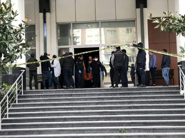 İstanbul'un göbeğindeki maske kavgasında silahlar konuştu: 1'i kadın 4 yaralı İstanbul'un göbeğindeki maske kavgasında silahlar konuştu: 1'i kadın 4 yaralı