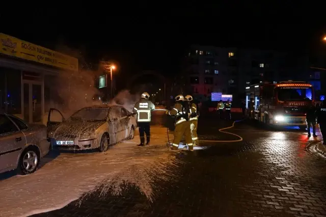 Seyir halindeyken yanmaya başlayan gencin 20 gün önce aldığı aracı, kullanılamaz hale geldi