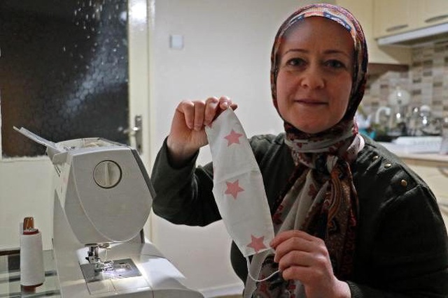 <a class='keyword-sd' href='/koronavirus/' title='Koronavirüs'>Koronavirüs</a> sonrası çeyiz atölyesini kapattı, evinin mutfağında maske dikiyor