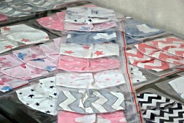 Koronavirüs sonrası çeyiz atölyesini kapattı, evinin mutfağında maske dikiyor