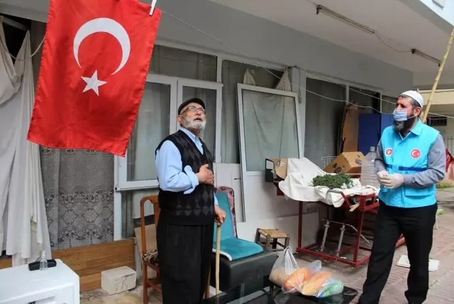 İmamın evinden çıkması yasak olan 65 yaş üstü vatandaşlara 'kuş yemi' ve 'Kur'an-ı Kerim' yardımı duygusal anlar yaşattı