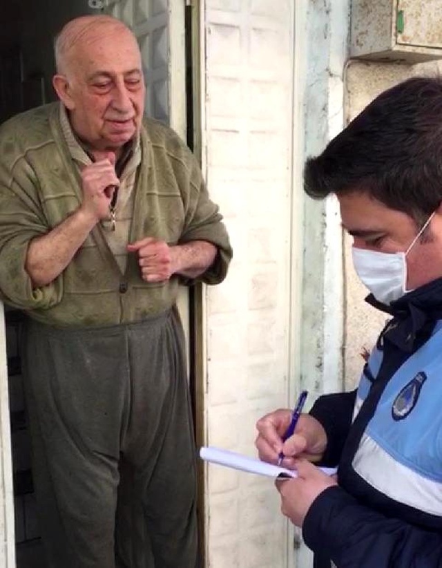 Kibar tavrıyla dikkat çeken yaşlı amca: Allah devletimize sağlık sıhhat versin
