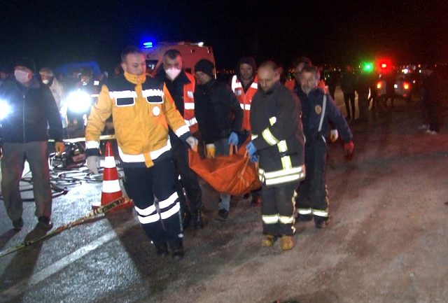 Konya'da otomobil ile hafif ticari araç çarpıştı: 4 ölü, 4 yaralı